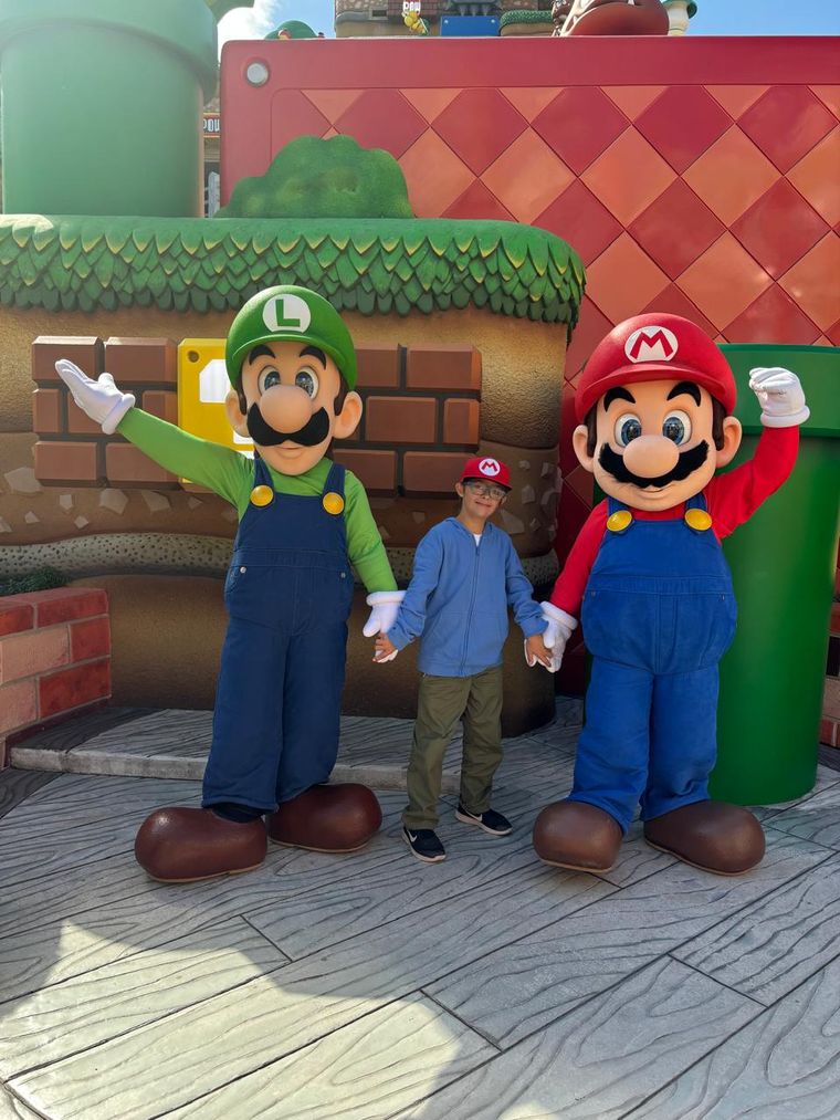 Santos con sus personajes favoritos. Santos con sus personajes favoritos.