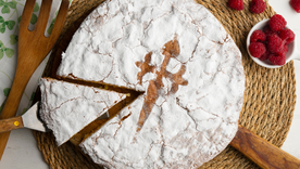 En Galicia, la receta de esta tarta se transmitía de generación en generación sin medidas exactas, confiando únicamente en la experiencia y en la proporción tradicional de almendra, azúcar y huevos.