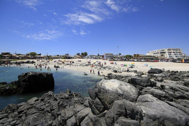 Caldera sorprende a los viajeros con un equilibrio único entre playas paradisíacas, servicios turísticos y un aire de pueblo costero con historia.