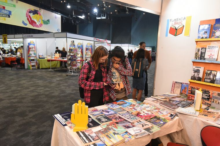 Durante la tarde del sábado, cuatro hombres decidieron increpar y amenazar con quemar libros. Foto: Maximiliano Ríos/MDZ