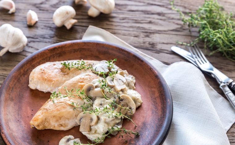 Pollo al champiñon Una receta simple y en pocos minutos para agasajar a tu familia. Foto: Shutterstock