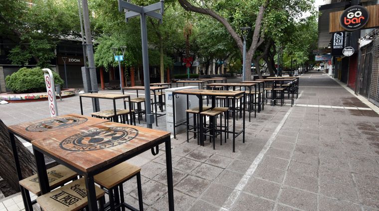 La circulación sólo estará permitirá entre las 6 y las 18 y sólo abrirán los comercios no esenciales de cercanía, como los almacenes. Foto: ALF PONCE MERCADO / MDZ