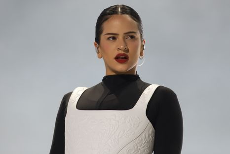 Rauw Alejandro la habría sido infiel a Rosalía con la modelo Valeria Duque.