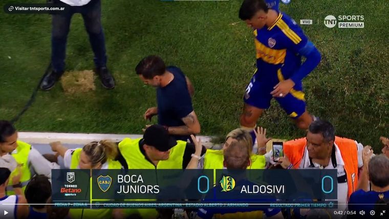Así se fueron Gago y sus jugadores al entretiempo en una Bombonera muy caldeada por el resultado y el rendimiento del equipo. Foto: Captura de TV