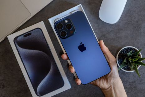 El diseño frontal del iPhone 15 Pro Max mantiene la Dynamic Island mientras los marcos se reducen para alojar una pantalla más grande en la versión posterior. El diseño frontal del iPhone 15 Pro Max mantiene la Dynamic Island mientras los marcos se reducen para alojar una pantalla más grande en la versión posterior.
