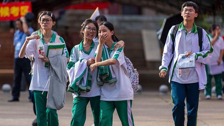 Según los expertos en salud mental, es fundamental escuchar a los adolescentes y mantener conversaciones abiertas con ellos.