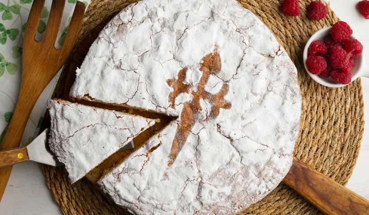En Galicia, la receta de esta tarta se transmitía de generación en generación sin medidas exactas, confiando únicamente en la experiencia y en la proporción tradicional de almendra, azúcar y huevos.