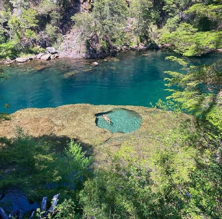 Los piletones del Manso son un imperdible si uno está de vacaciones en Bariloche Foto: IG @andruduran