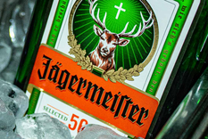 El Jägermeister es un licor de hierbas y tiene sus orígenes en Alemania. Foto: notion.online