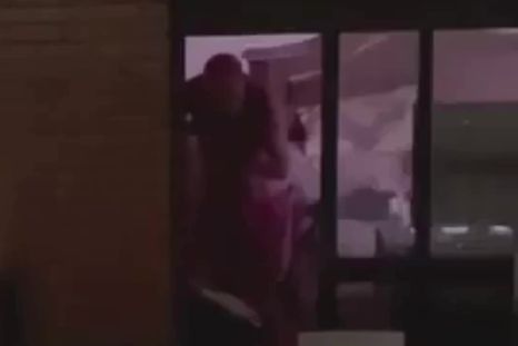 Demoraron a un hombre por disparar con un rifle de aire comprimido desde un balcón. Demoraron a un hombre por disparar con un rifle de aire comprimido desde un balcón.