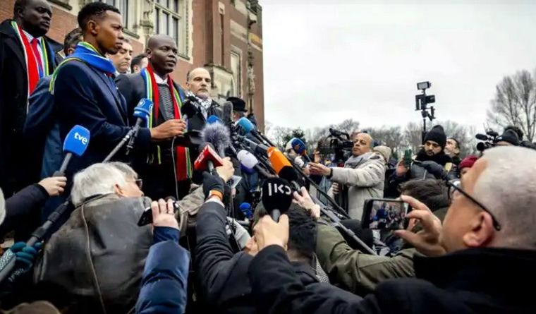 Ronald Lamola, en un encuentro con la prensa. Foto: Efe.
