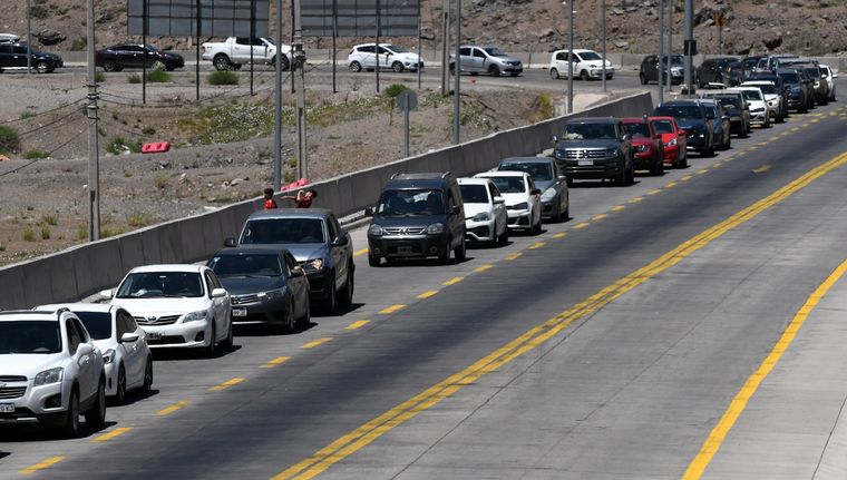 Las largas filas en el paso a Chile y los argentinos que regresaban con compras fueron una constante en el verano. Foto: ALF PONCE MERCADO / MDZ
