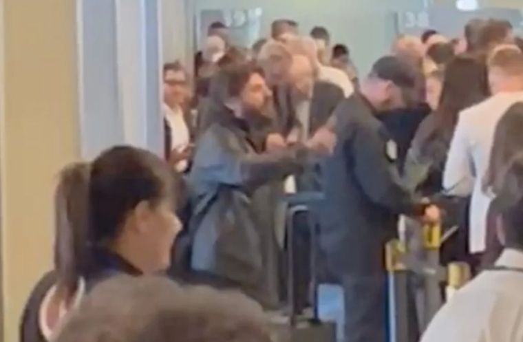 Juan Grabois en el sector de Migraciones del aeropuerto de Ezeiza Foto: NA