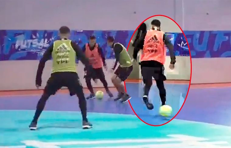 El video de la Scaloneta jugando futsal es parte del documental Selección argentina camino a Qatar, de Amazon.
