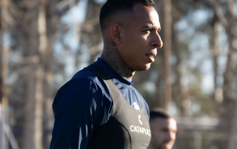 El colombiano le marcó solo al Rojo. Foto: Instagram @sebastian14villa