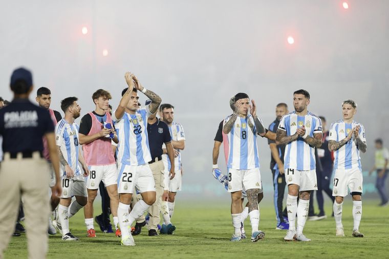 Argentina perdió, pero sigue siendo líder de las Eliminatorias. Foto: EFE