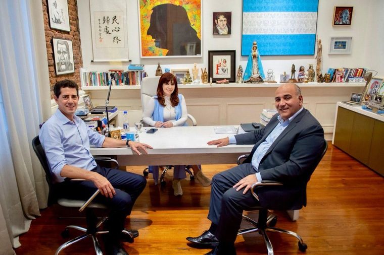 Cristina Fernández de Kirchner junto a Wado de Pedro y Juan Manzur. Foto: Prensa CFK