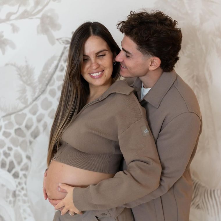 Julián Álvarez y Emilia Ferrero, una historia de amor que nació en Calchín y hoy suma un nuevo integrante. Julián Álvarez y Emilia Ferrero, una historia de amor que nació en Calchín y hoy suma un nuevo integrante.