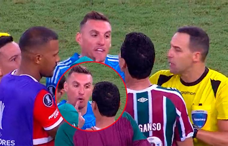 Tras el pitazo final, Armani le reprochó a Ganso una supuesta canchereada en una jugada del segundo tiempo: ¡Iban 3-1!, le gritó al crack brasileño.