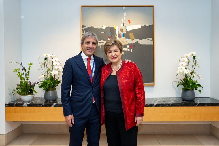 Luis Caputo y Kristalina Georgieva, tras el anuncio del FMI.
