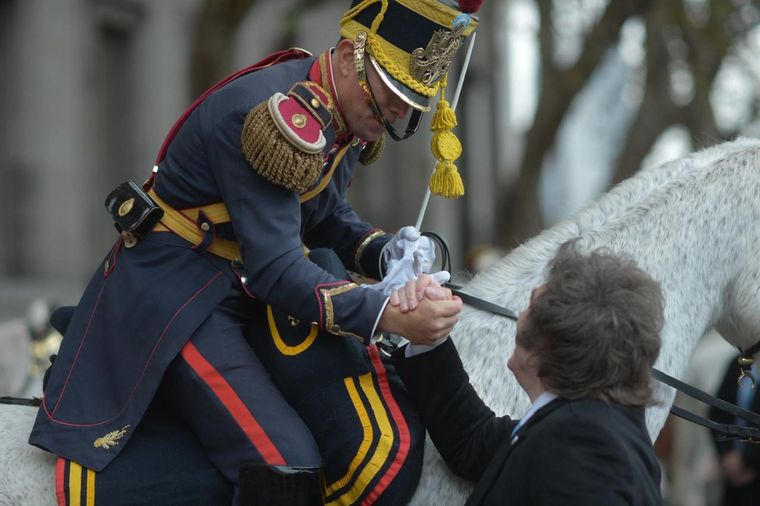 El Presidente saludando a un granadero. El Presidente saludando a un granadero.