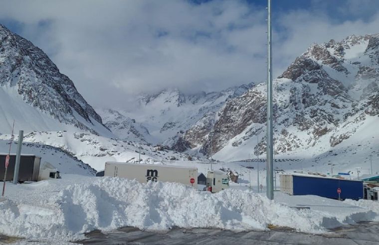 Miles de transportistas esperaban la apertura de la frontera internacional Foto: Redes @VALLEOVA