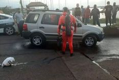 Así sacaron la camioneta del agua