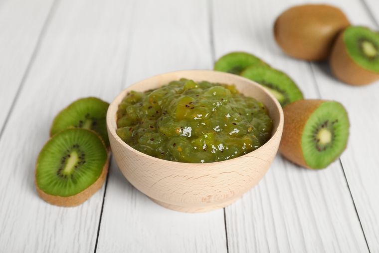 La receta de mermelada de kiwi suele llevar limón, no solo por sabor, sino porque ayuda a espesar sin usar pectina artificial. La receta de mermelada de kiwi suele llevar limón, no solo por sabor, sino porque ayuda a espesar sin usar pectina artificial.
