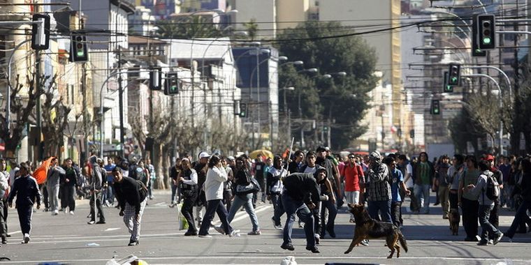 La policía arremetió contra el estudiantado con agua y gases, informó Prensa Latina. Foto: EFE