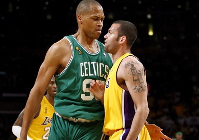 P.J. Brown de los Celtics cara a cara con Jordan Farmar de los Lakers. Foto: EFE