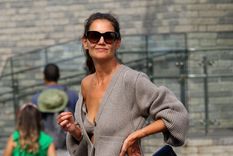 el cardigan de katie holmes que fue furor en 2019 vuelve en formato reversionado este 2021