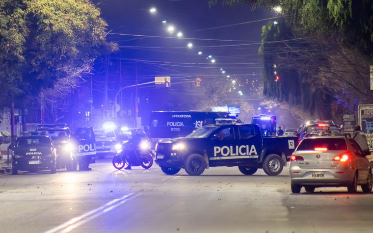 Son horas intensas para la Policía por los intentos de saqueos Foto: Santiago Tagua/MDZ
