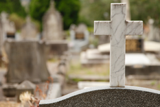 Una tumba en un cementerio de la Zona Este es muy visitada por mendocinos y turistas que van a pedir ayuda.