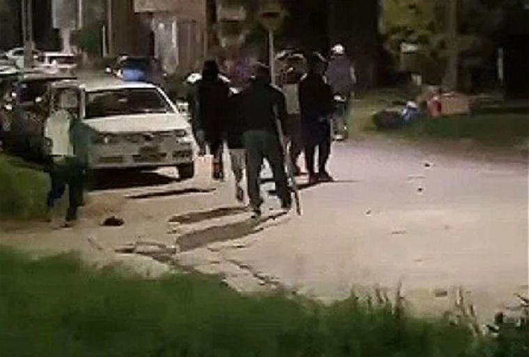 Dos hombres fueron heridos a balazos en un enfrentamiento entre barras de Sarmiento de Junín Foto: Captura de video