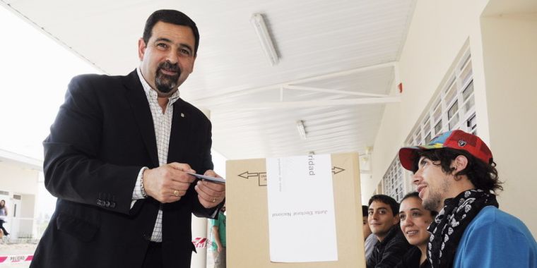 Ciurca llega a votar a la escuela Dávila. Foto: Pachy Reynoso/MDZ