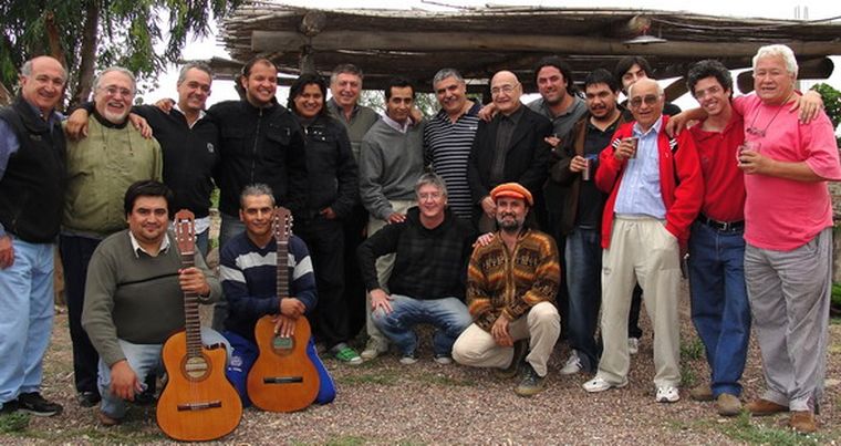 Los Buenos Conocidos, en un nuevo sábado entre comidas y tonadas. Foto: Gentileza