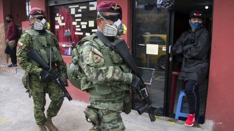 En América Latina, como en otras partes del mundo, los gobiernos establecieron controles y restricciones a la gente ante la pandemia de covid-19. Foto: afp