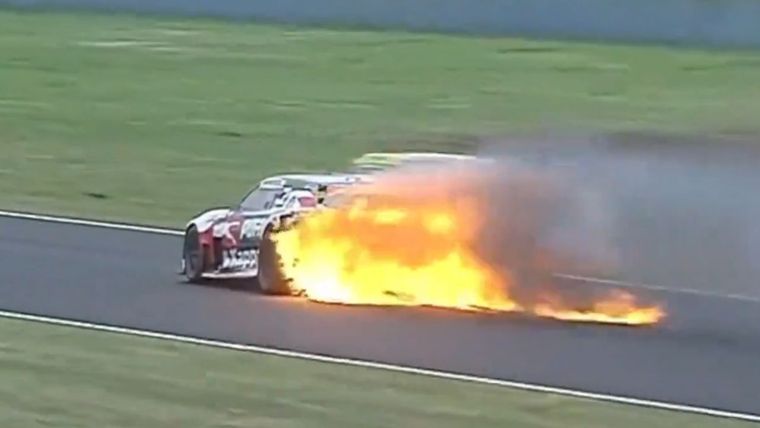 El Camaro arde en plena competencia. Foto: Captura Video