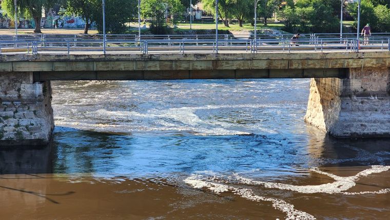Una creciente de 1,5 metros ingresó en Villa Carlos Paz Foto: @CarlosPazVivo