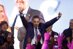 El festejo de Manuel Adorni tras el triunfo en las elecciones legislativas de la Ciudad de Buenos Aires. Foto: NA
