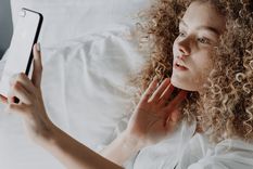 Estos son los hacks de moda que debes usar para tus looks con camisas. Foto: Foto de cottonbro en Pexels