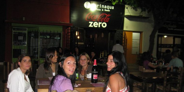 Algunos comensales en la vereda del local.