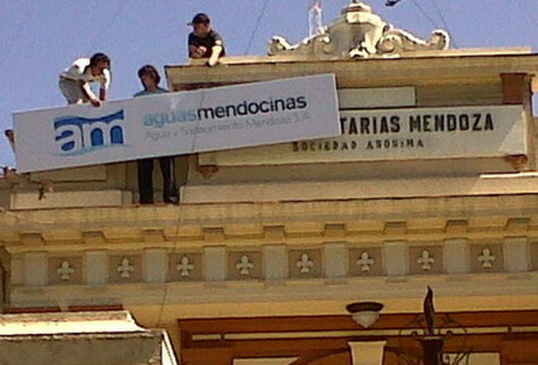 Un símbolo de la reestatización de la empresa de agua y saneamiento. Foto: MDZ
