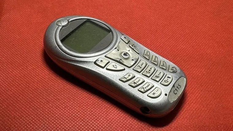 Con el Motorola C115, toda una generación de usuarios inició su camino en la telefonía móvil. Con el Motorola C115, toda una generación de usuarios inició su camino en la telefonía móvil.
