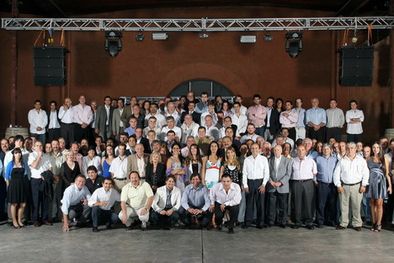 MDZol | Invitados: todos los proveedores de la firma, en una foto para el recuerdo. Foto: Gentileza