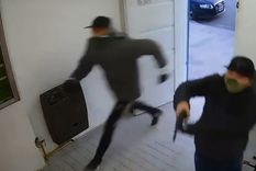 Los delincuentes derribaron la puerta a patadas