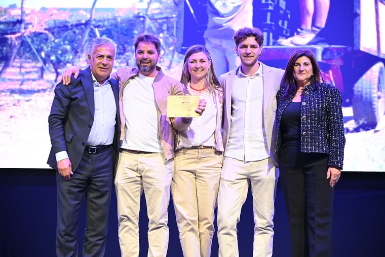 Germán Massera y la gente de Escala Humana, recibiendo el premio.