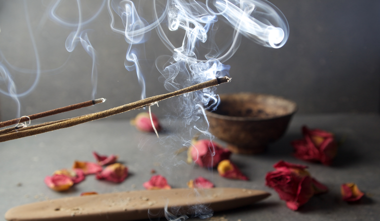 Según determinadas creencias, los jueves deben encenderse sahumerios de rosas.