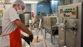 En tiempos de robots y producción en serie, Luis Soppelsa explica por qué seguir haciendo helado con las recetas de su abuelo, sigue teniendo sentido. En tiempos de robots y producción en serie, Luis Soppelsa explica por qué seguir haciendo helado con las recetas de su abuelo, sigue teniendo sentido.