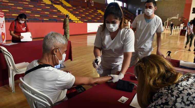 El operativo de vacunación en el estadio Polimeni. La semana que viene se pararía. Foto: ALF PONCE MERCADO / MDZ